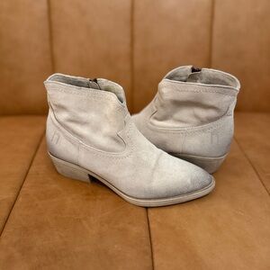 Vera Pelle Light Gray Beige Suede Leather Ankle Booties